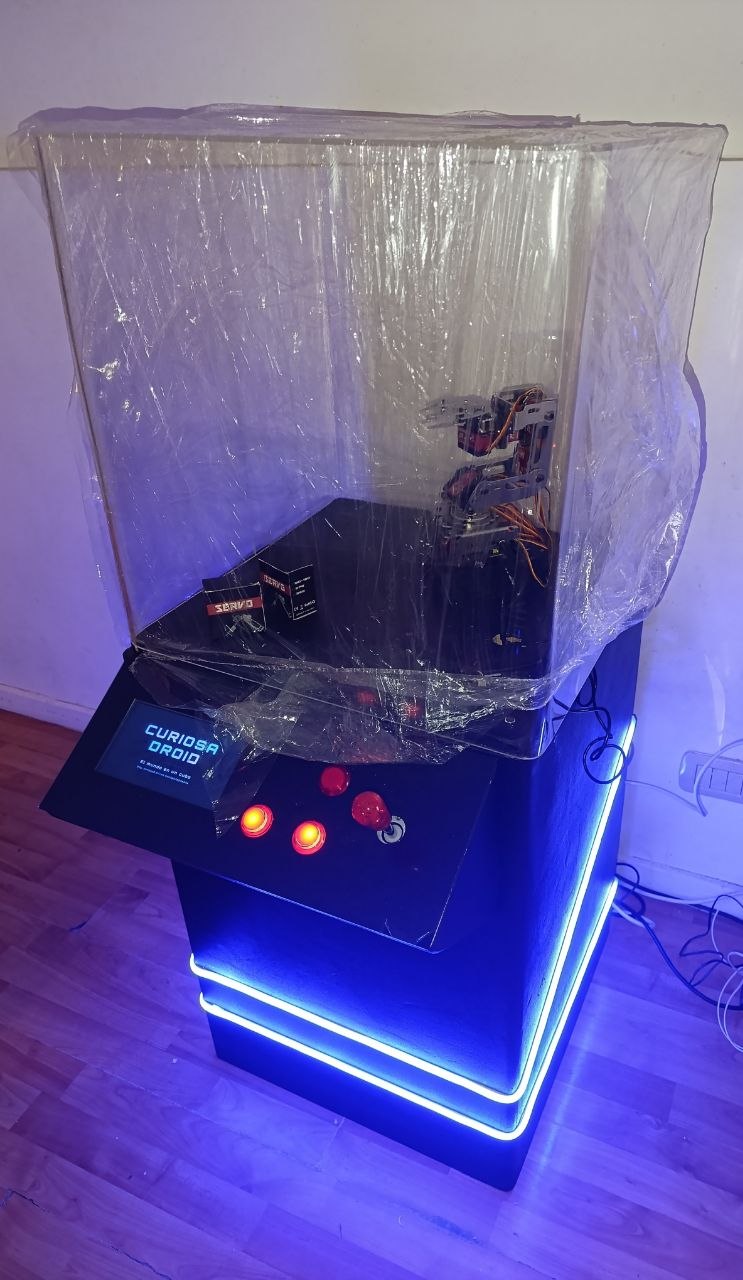 DROID — autómata robótico interactivo CURIOSA